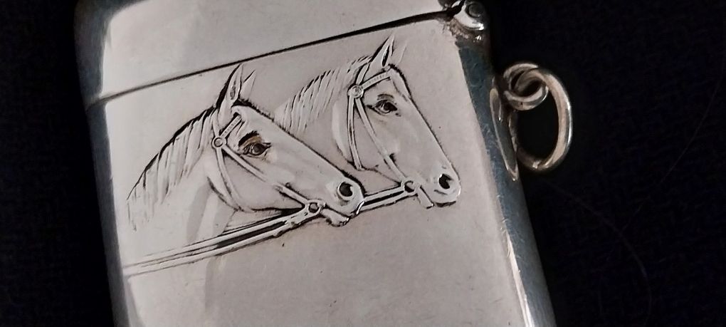 Caixa (com cavalos) de casquinha para por os fósforos,em optimo estado