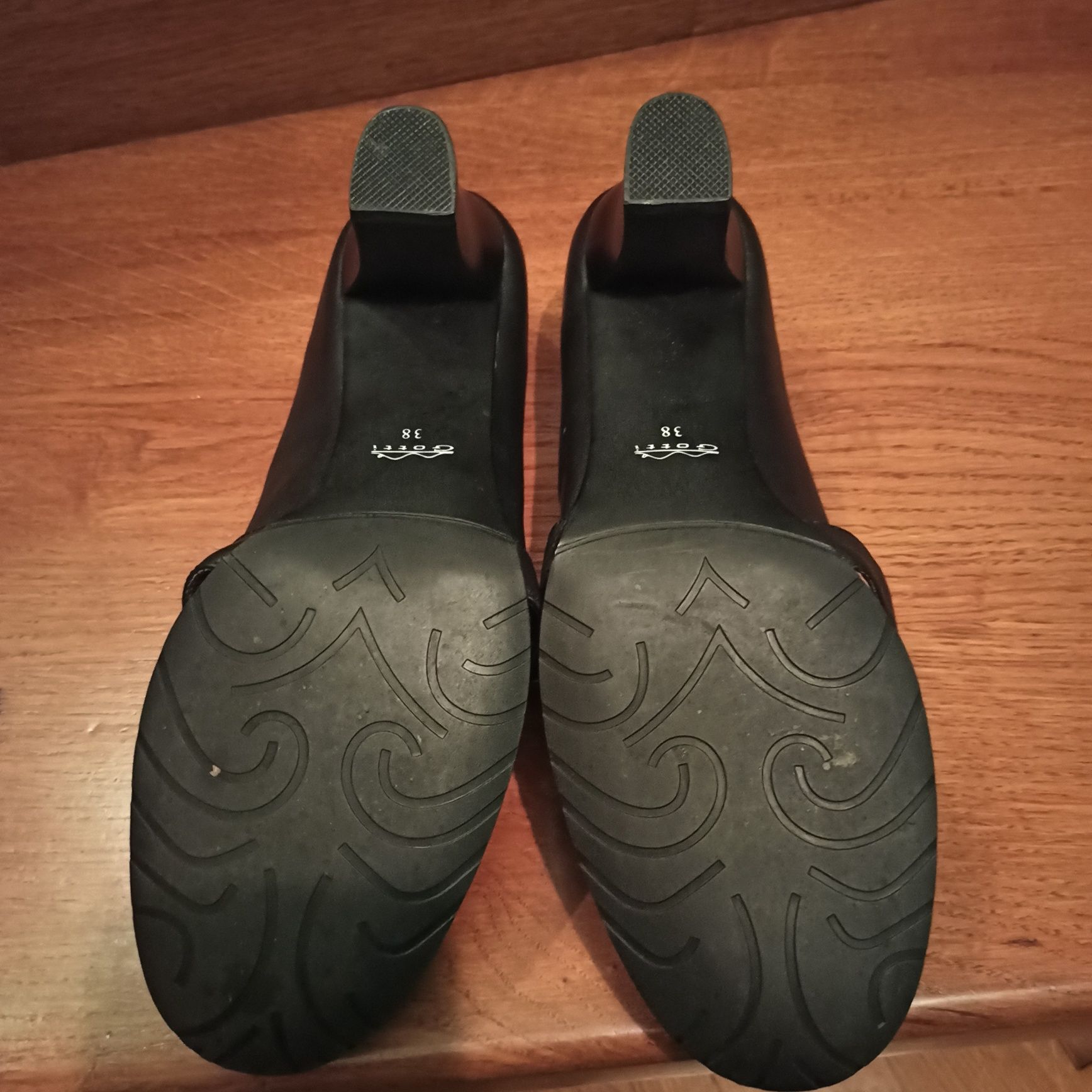 Продам туфлі жіночі чорні Італія