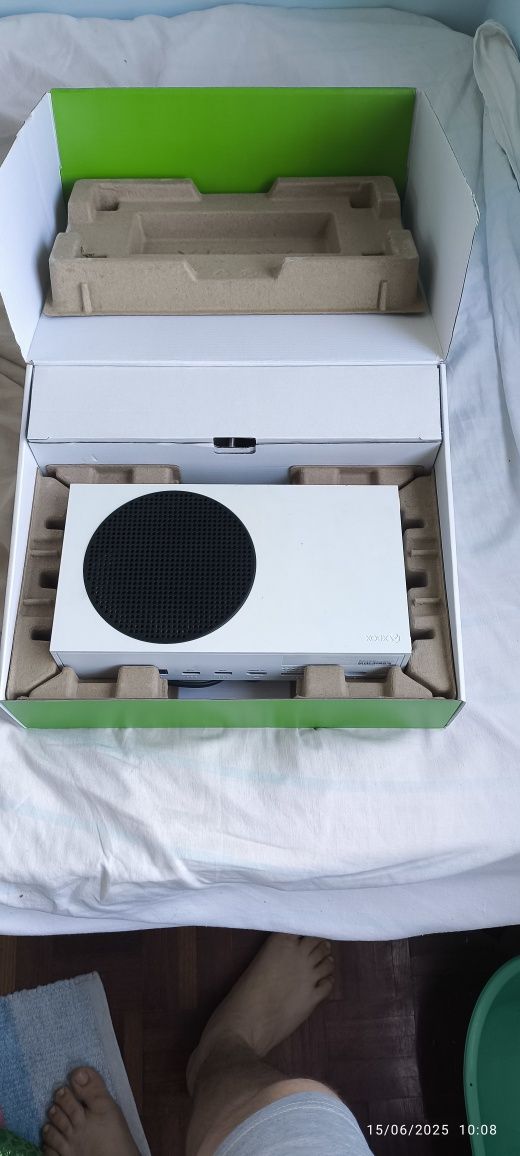 Xbox Series S com 2 comandos