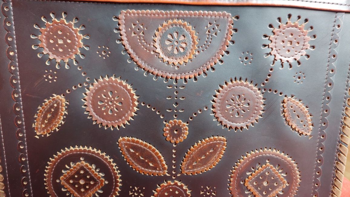 Шкіряна сумка з орнаментом
