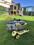 Scoot and Ride z kaskiem skuterek i hulajnoga