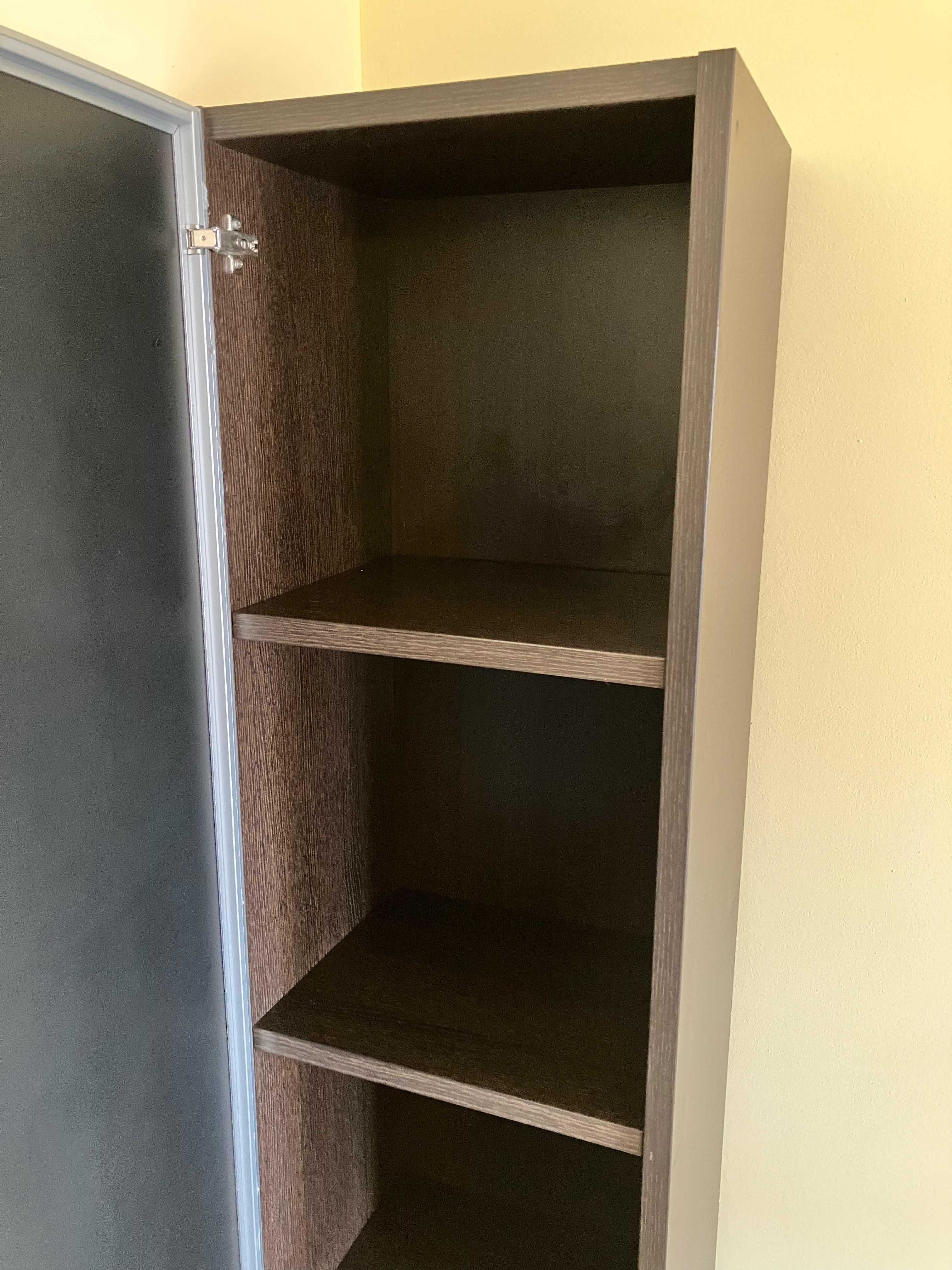 Móvel vertical, em Carvalho e Folha Wengué, com Porta de Vidro