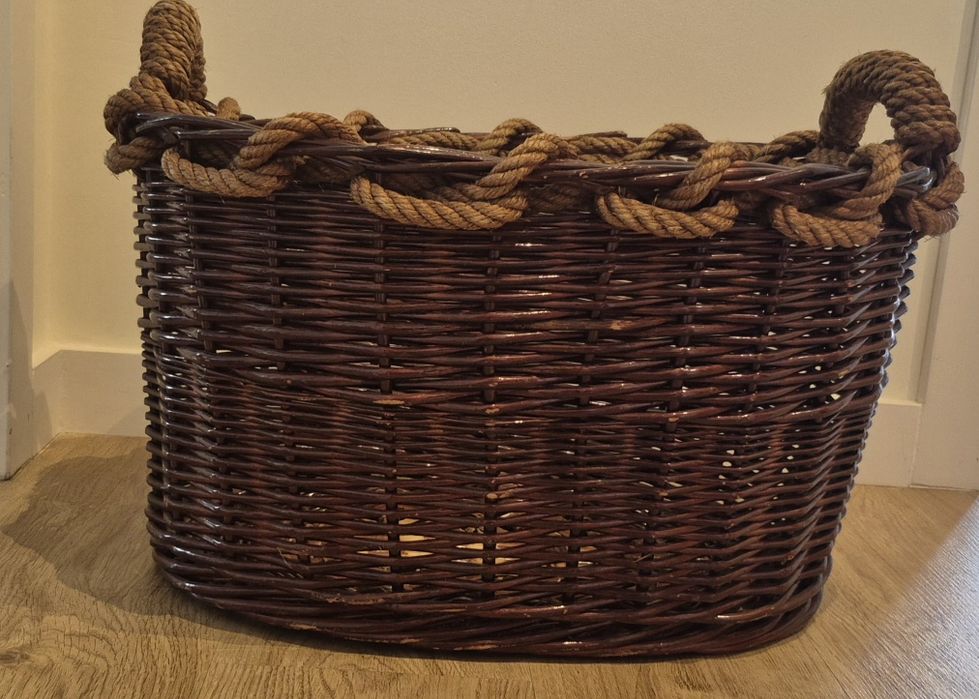Cesta de vime castanha