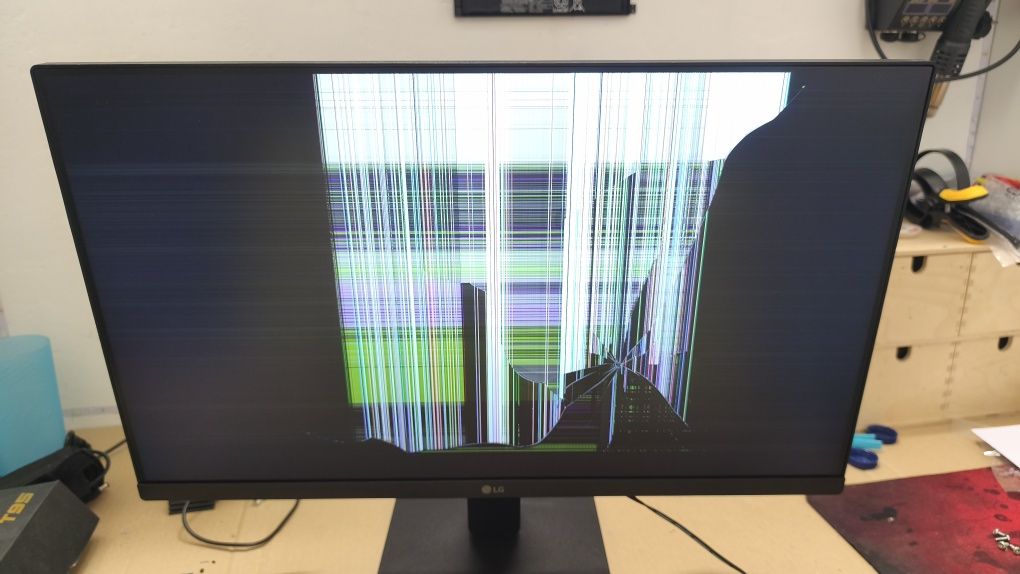 Monitor LG 24" ecrã danificado