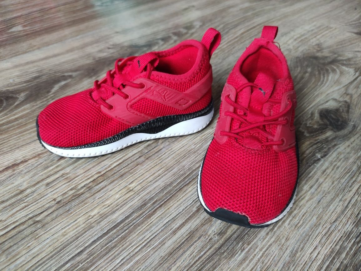 Оригінальні червоні кросівки Puma розмір 22