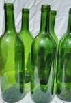 Zielone jednolitrowe butelki na wino