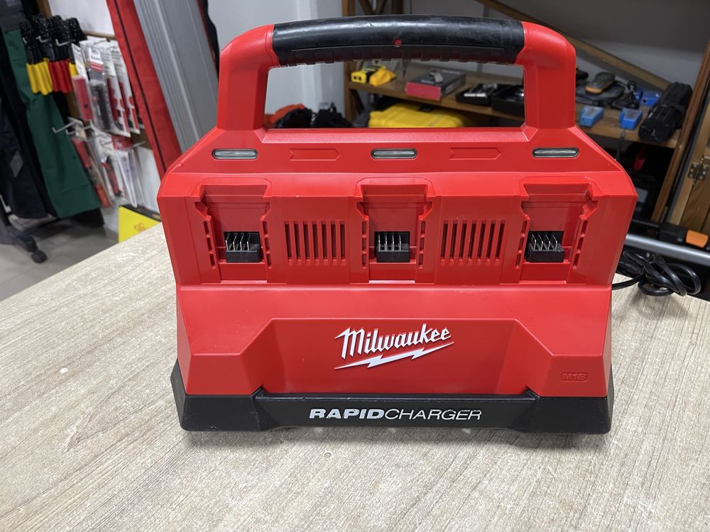 Milwaukee M18 PC6 Packout / зарядний пристрій Мілвокі на 6 портів
