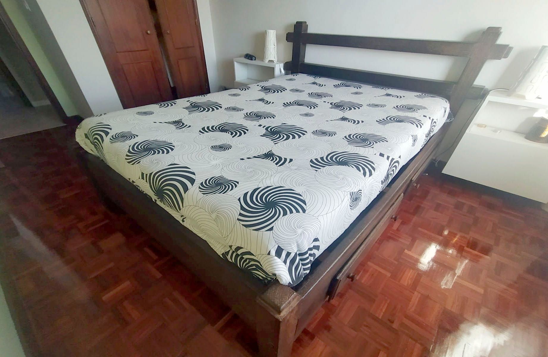 Cama de casal em madeira Peroba-rosa do Brasil