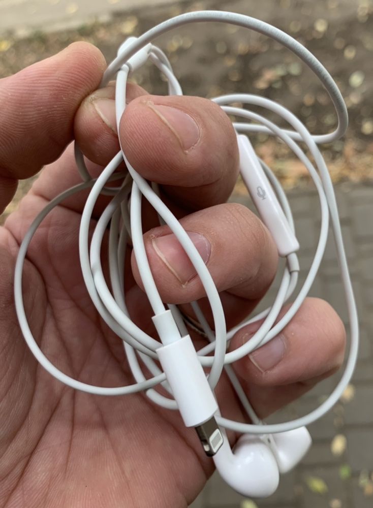 Наушники Apple EarPods lightning из комплекта iPhone(айфон)