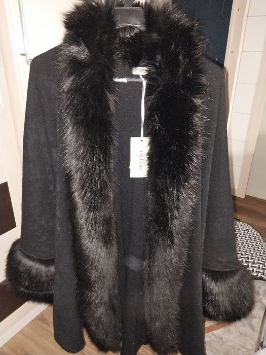Розкішне манто пончо з хутром