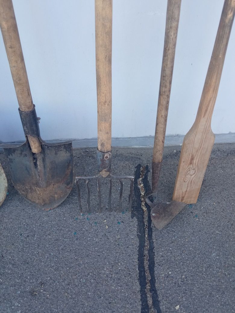 Садовый инвентарь лопата штыковая и подборочная, сапка, весло