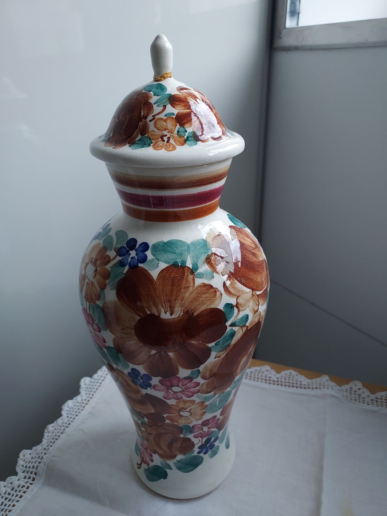 Pote de porcelana pintado à mão