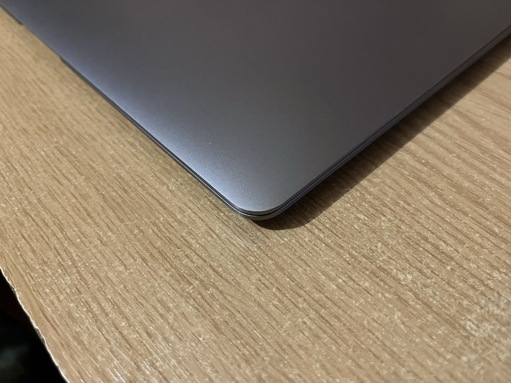 крышка дисплей MacBook air M1 A2337 (2020) ( на запчасти ) разбита