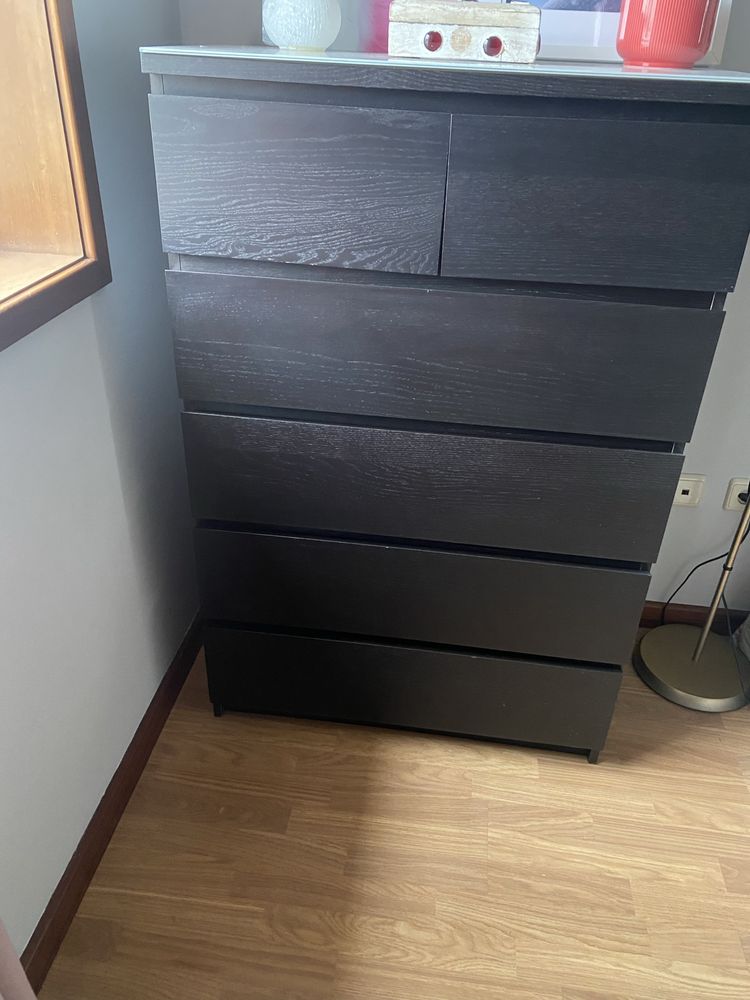 Quarto completo com colchao , comoda e mesa de cabeceira