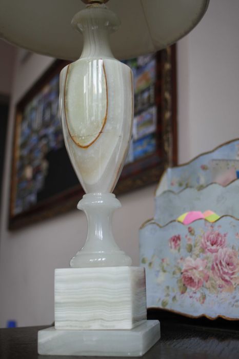 Lampa z onyksu w stylu amfora