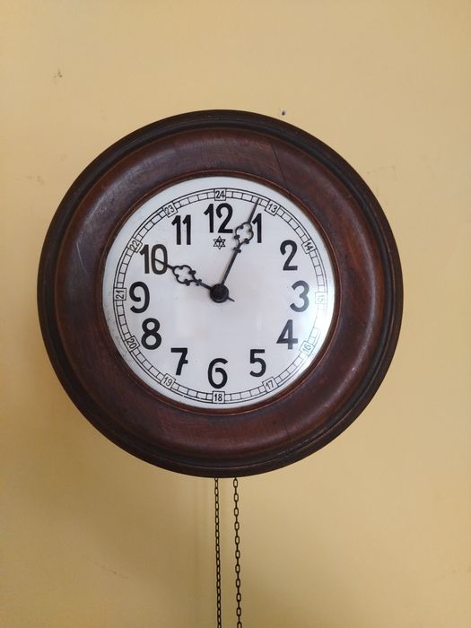 Zegar wiszący sygnowany na tarczy