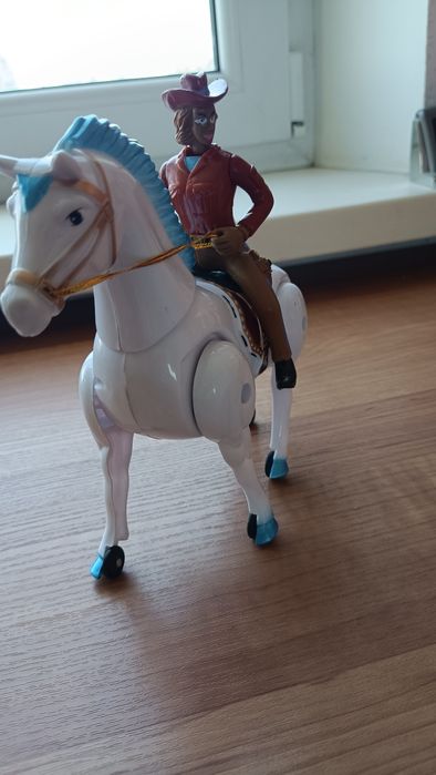 Продам игрушку всадник на коне