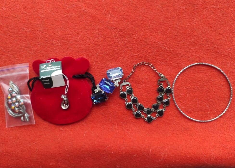 Біжутерія нова і старовинна Намисто Брошка