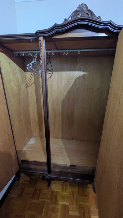 Roupeiro antigo em madeira com 3 portas e espelho central