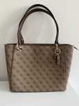 Сумочка Guess.