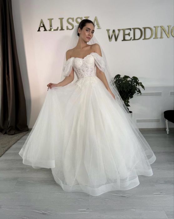 Весільна сукня з шубою