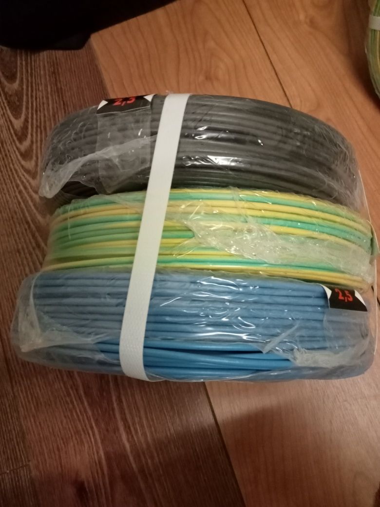 Fios para iluminação e tomadas.