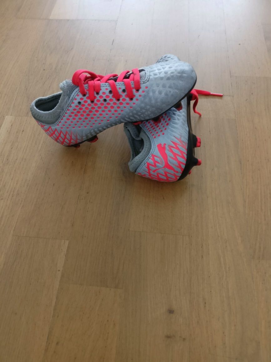 Buty piłkarskie Puma Future 4.4 FG AG JR srebrno-czerwone   r.30