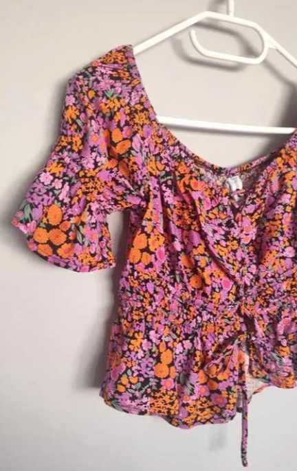 Krótki crop top z wiązaniem