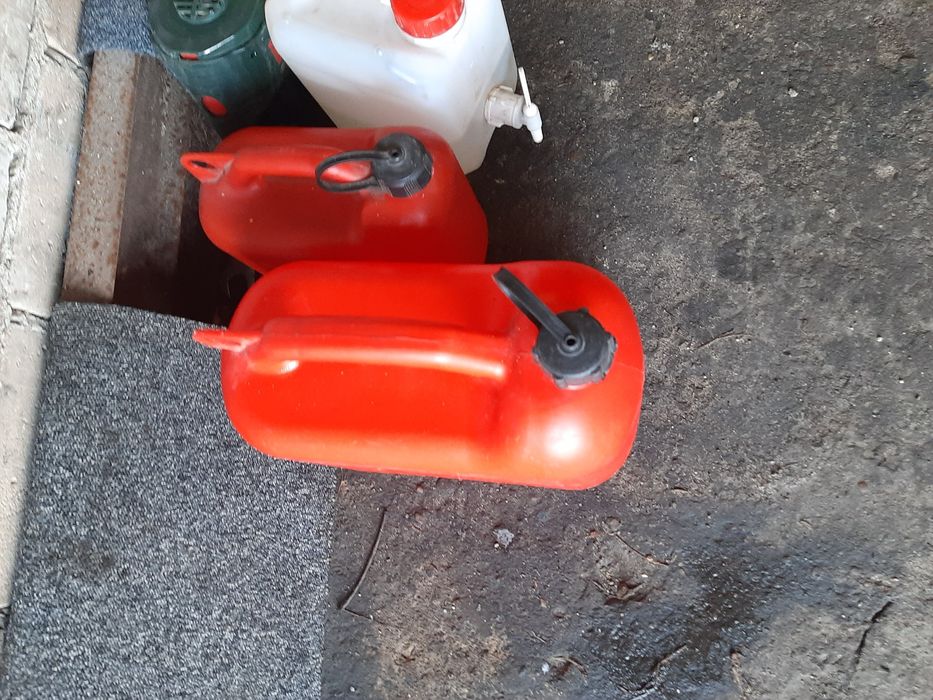 Sprzedam trzy kanistry: 5l, 10l i 20 litrowy
