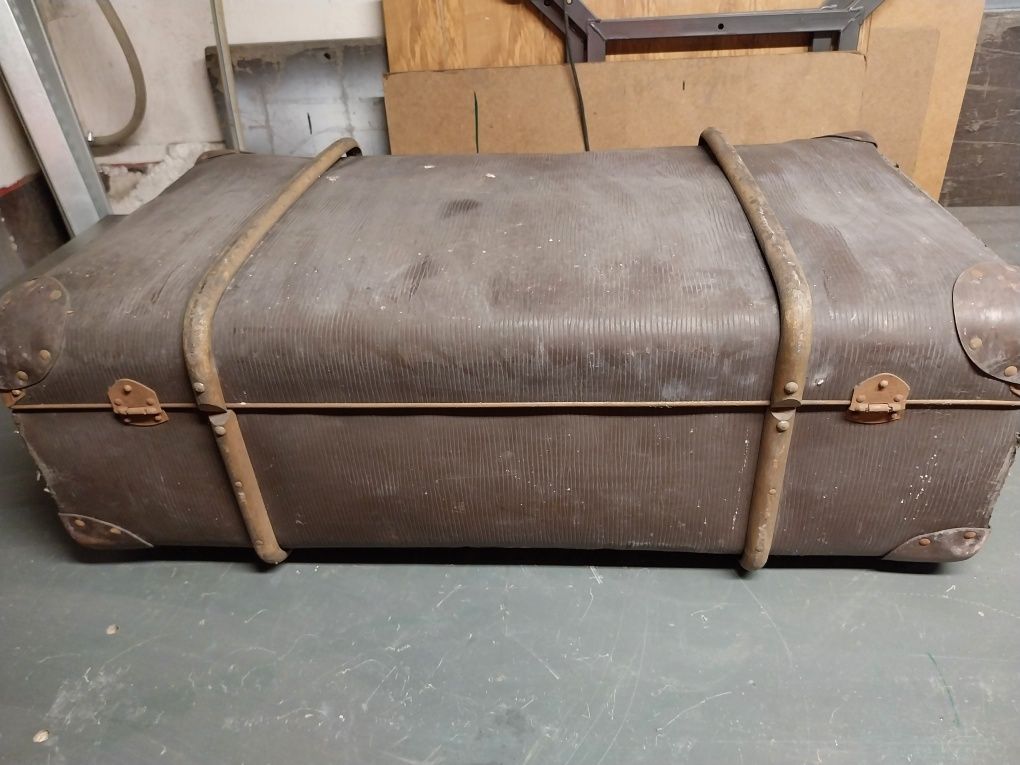 Stara przedwojenna walizka kufer