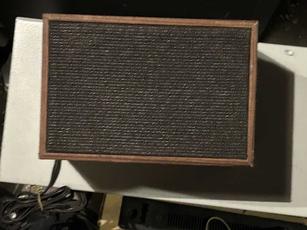2 głośniki pod tkaniną + radio