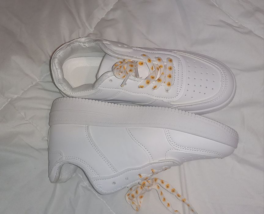 Кросівки білі продам наві 25 см.