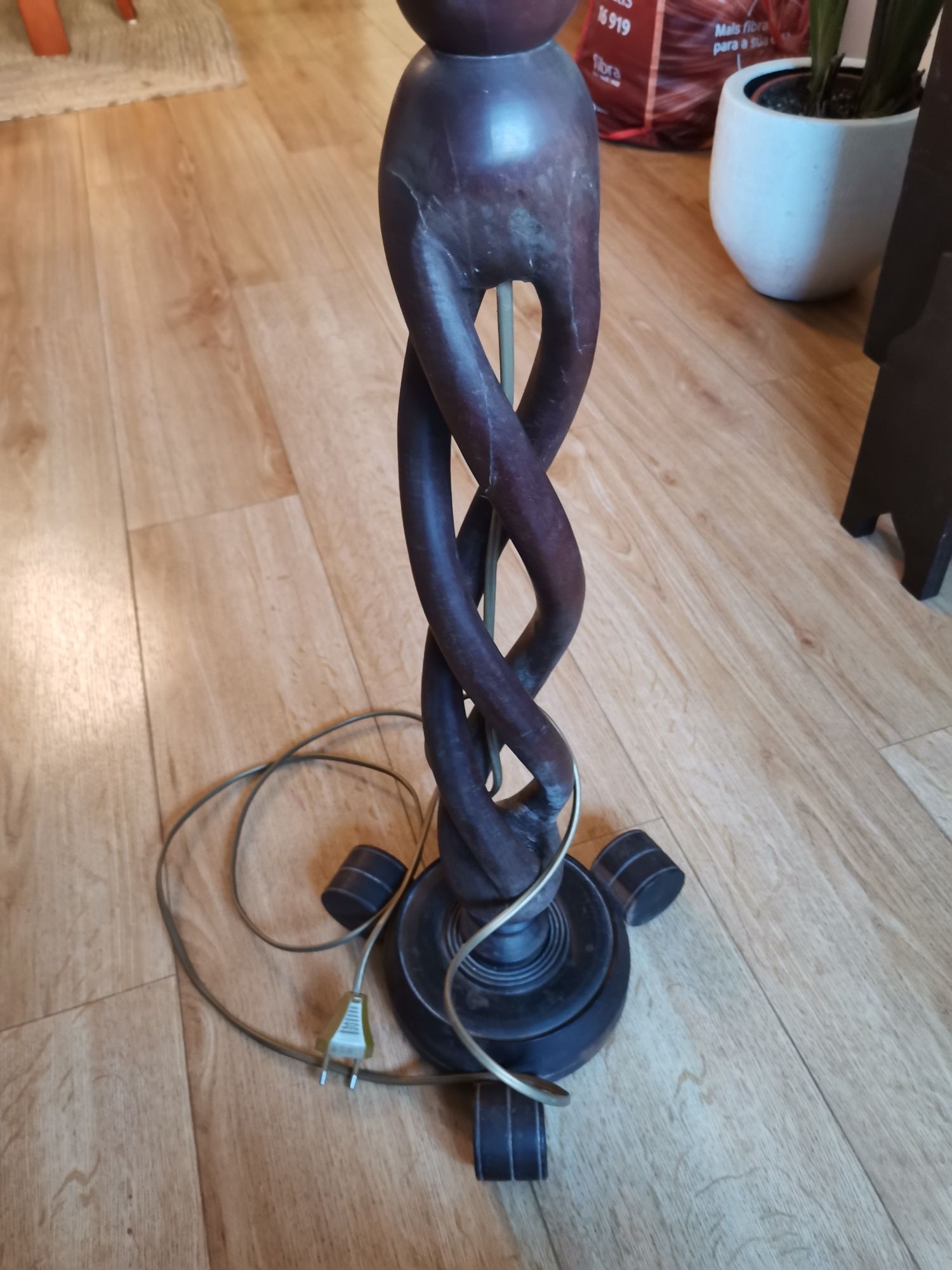 Candeeiro de pé em pau preto