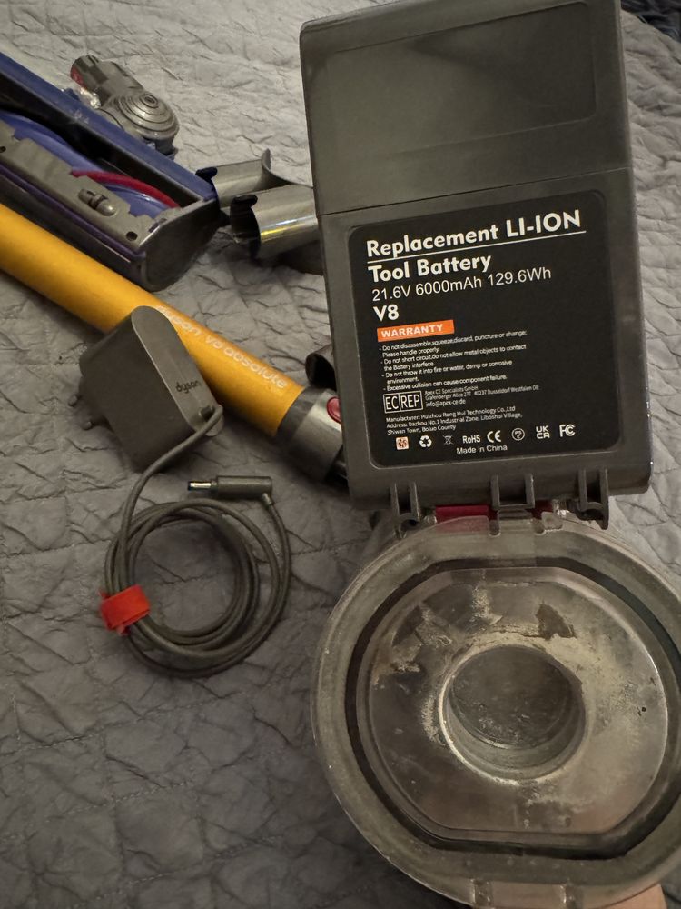Duzy zadbany zastaw odkurzacz Dyson v8 Absolute nowa bateria filtry