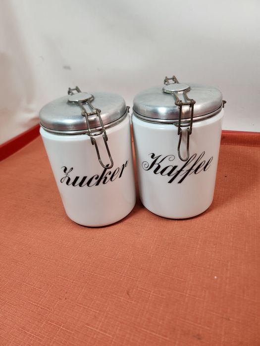 Dwa stare przedwojenne pojemniki na kawę i cukier