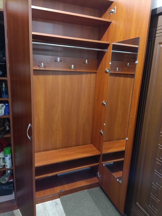 Шкаф-вішалка трьохдверний -5500грн. в.222,ш.155,г28.
