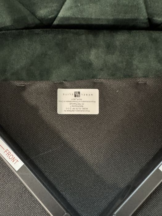 Зелені стільці з металевими ніжками