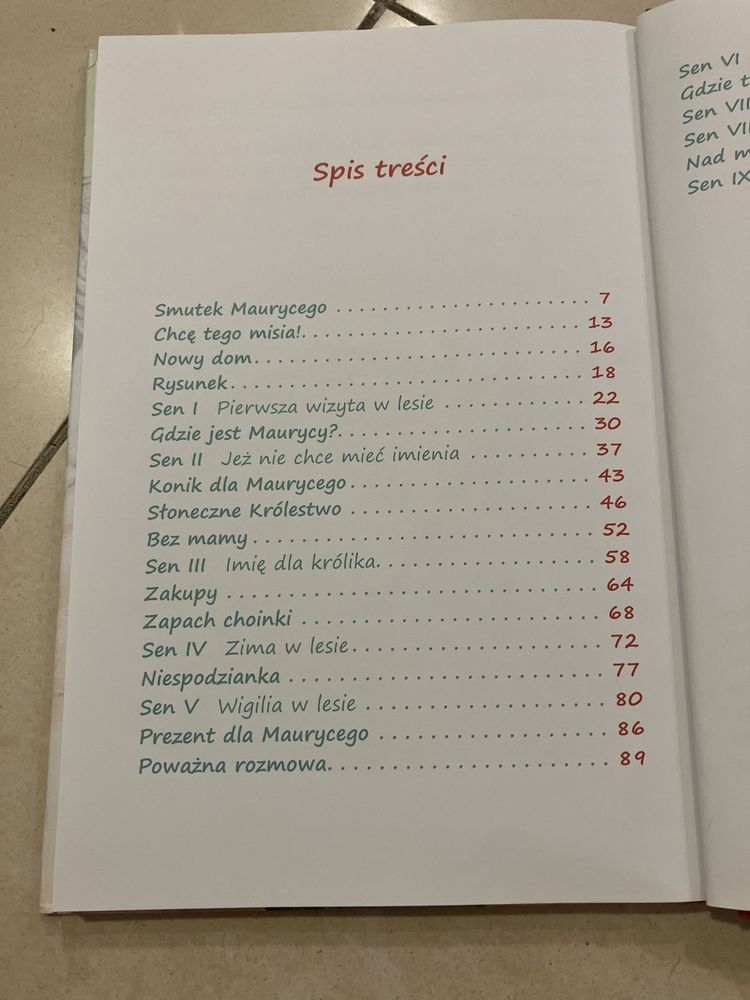 Bardzo mała dziewczynka i bardzo duży miś
