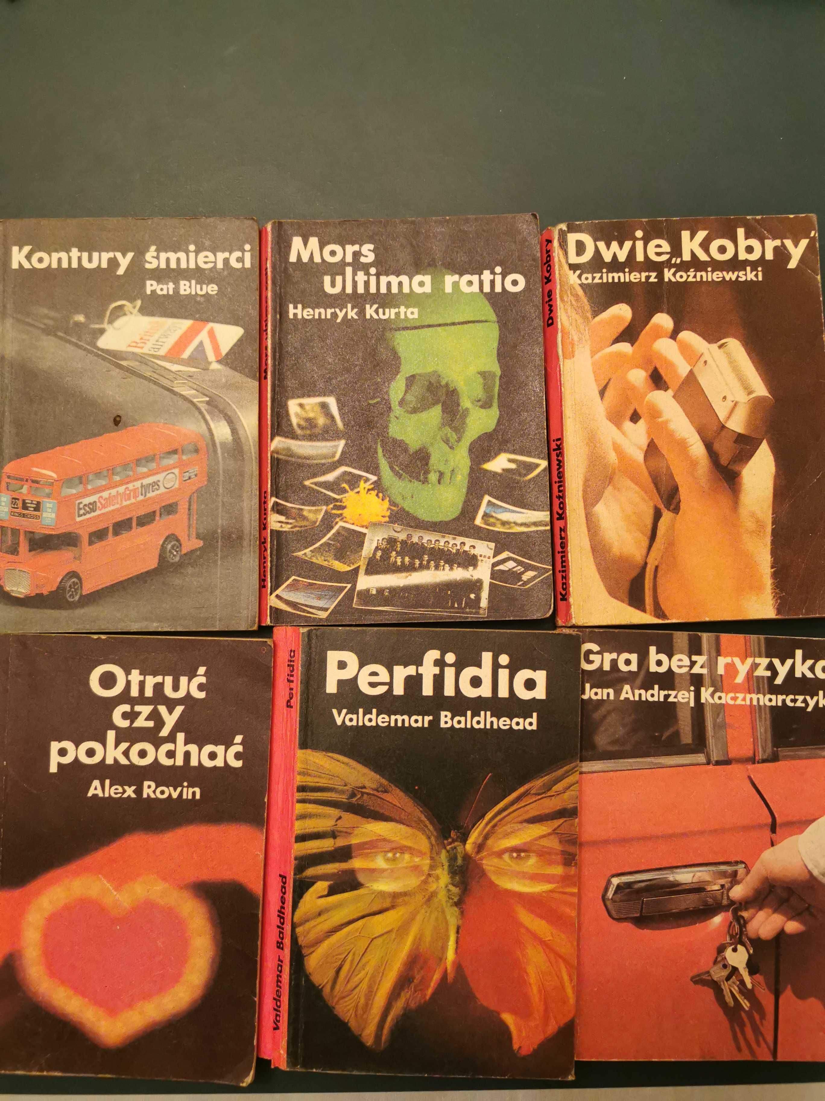 Różowa seria Krajowa Agencja Wydawnicza kryminały 36 egzemplarzy.
