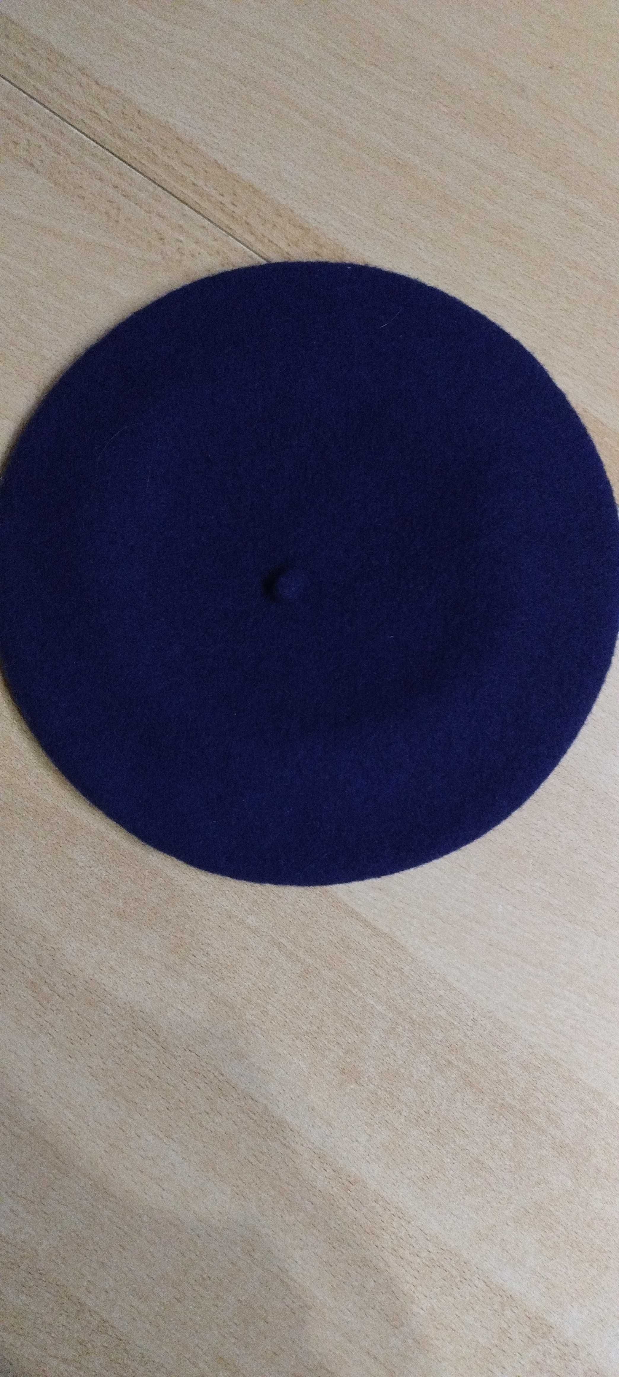 Beret w kolorze granatowym.