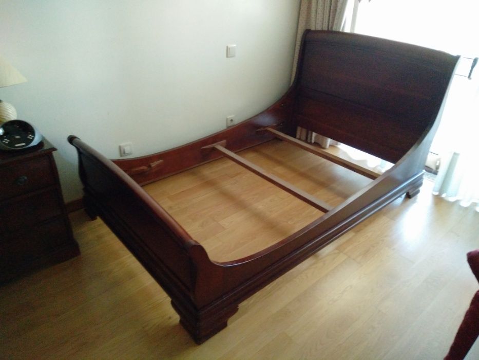 Cama em cerejeira elegante