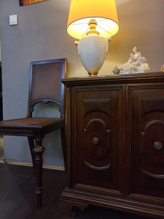 Piękna 100 letnia komoda w komplecie z pięknym 100 letnim krzesłem-