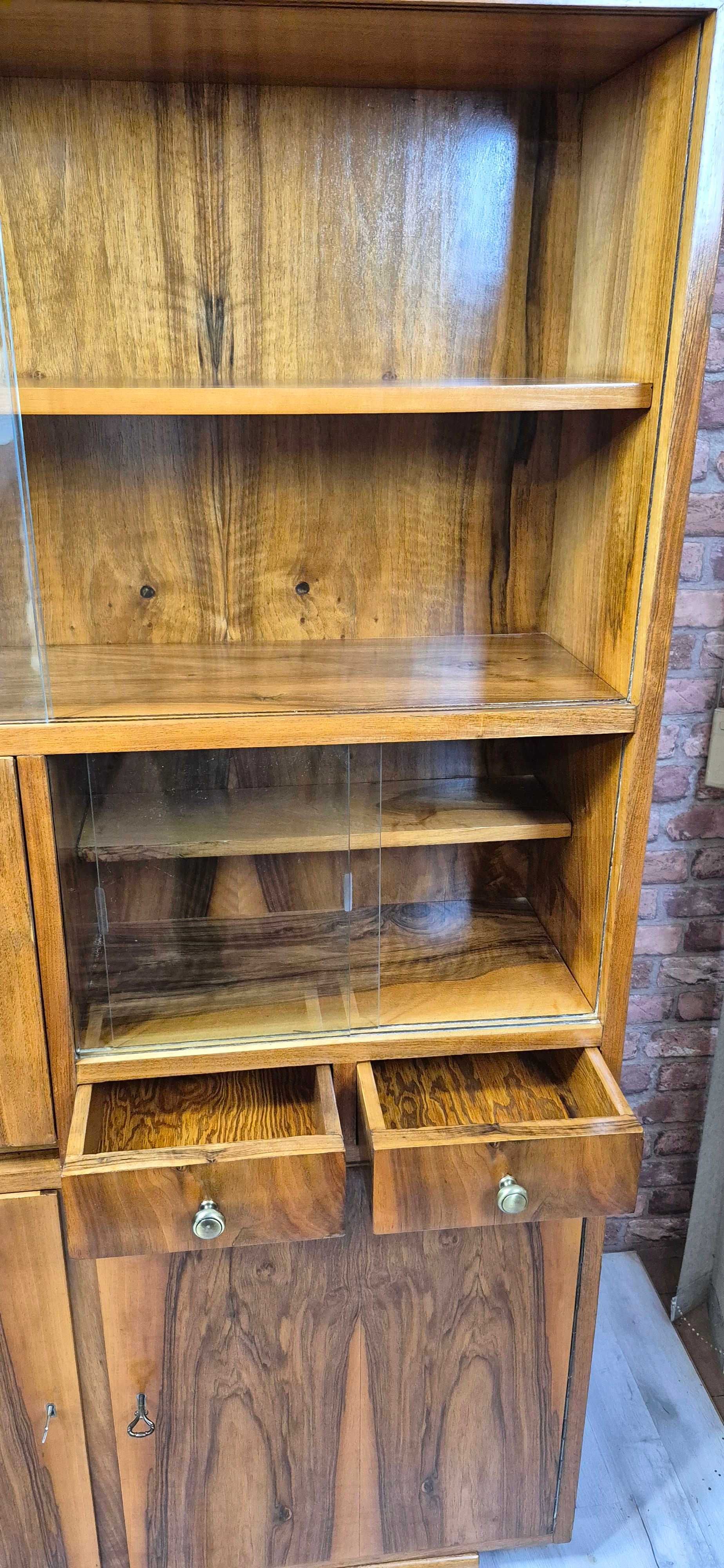 Biblioteczka orzechowa w stylu art deco, lata 50te. Po renowacji