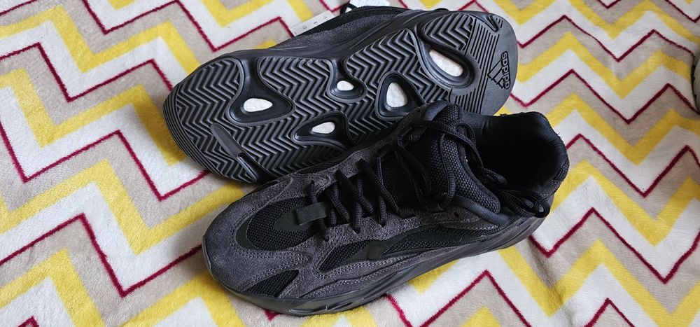 YEEZY Boost 700 V2 Vanta Rozmiar 44 2/3