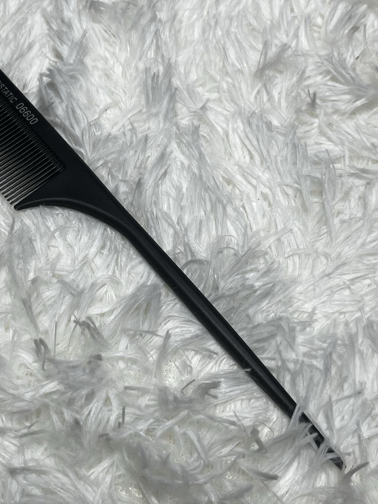 Karbonowy grzebień fryzjerski Toni&Guy, idealny do ulizania włosów