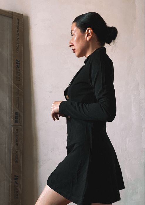 Коротка чорна  сукня жакет