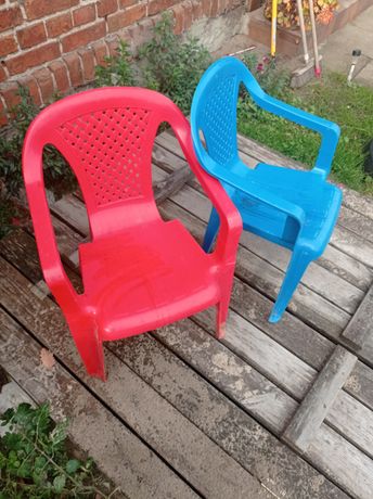 Małe krzesełka dla dzieci