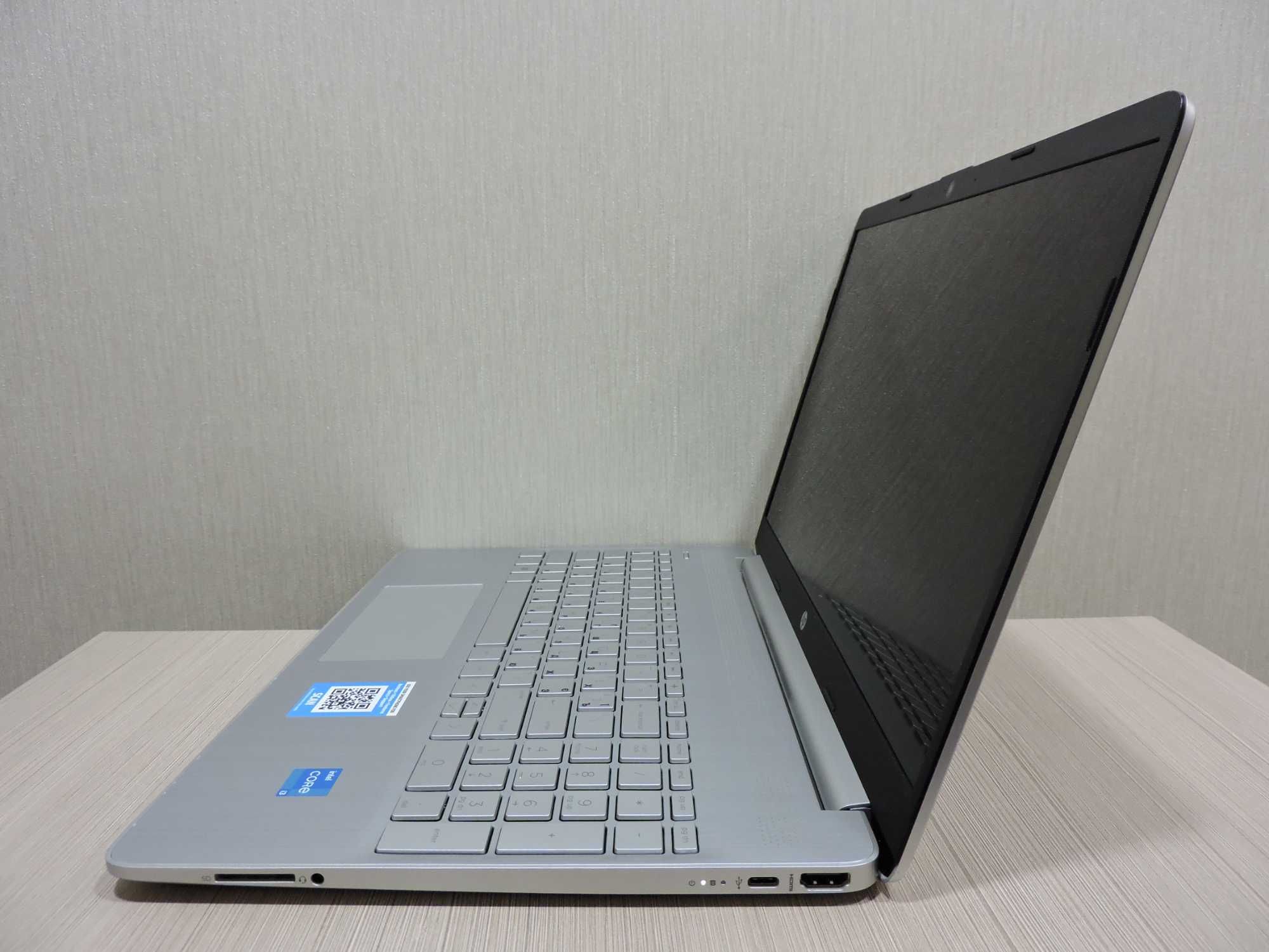 Hewlett-Packard/15.6"/Core i3 1115G4/8GB/SSD 256/UHD