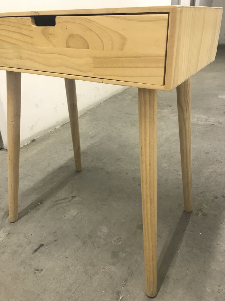 Estante/mesa de cabeceira