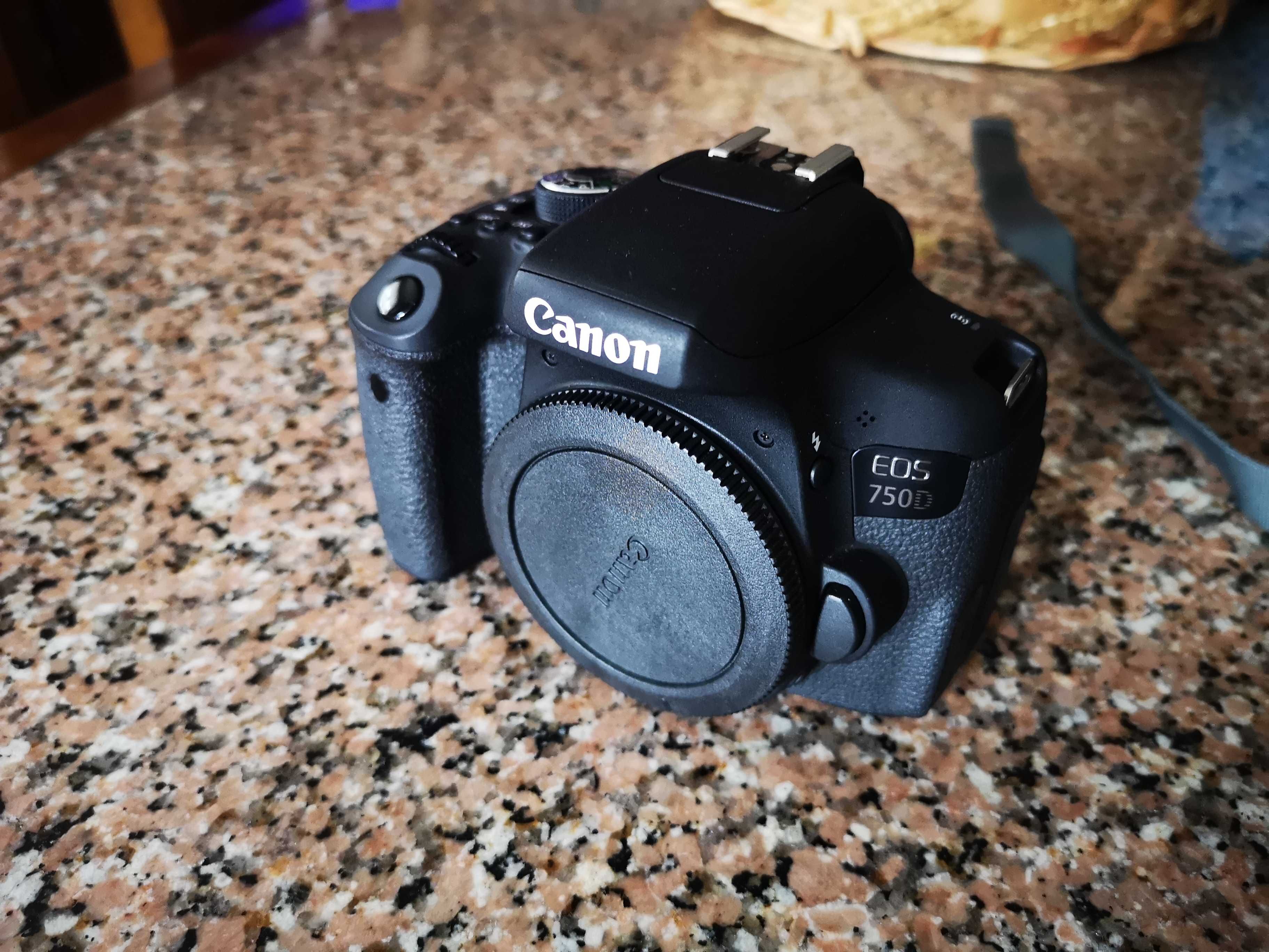 Máquina fotográfica Canon 750D